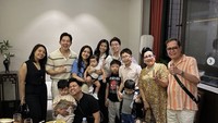 Saat di Shanghai, Dr. Richard dan istrinya juga sempat menghabiskan waktu makan bersama keluarga influencer, Michael Rendy. Mereka berkumpul untuk makan di sebuah restoran. Foto: Instagram @dr.richars_lee