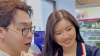dr. Richard Lee juga sempat jalan-jalan ke Inggris. Di sana, ia mampir ke supermarket Sainsbury’s untuk membeli pisang bersama sang istri. Ternyata harga pisangnya cukup mahal loh. Foto: Instagram @dr.richars_lee
