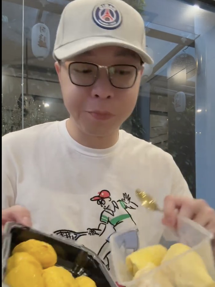 Kulineran Seru Dr. Richard Lee, Cicip Mooncake Mahal hingga Dessert di China