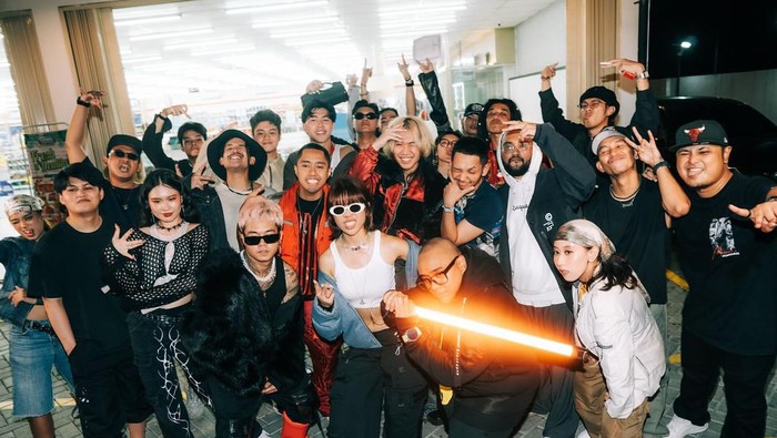 Potret Ramengvrl dkk saat menyanyikan lagu Team Tomodachi