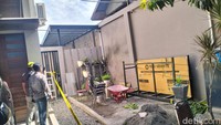 Di samping kanan di dalam rumah juga dipasang garis polisi. Di sana terdapat kerusakan di bagian pot bunga serta beberapa kursi. (Dok. Agus Setyadi/detikSumut)
