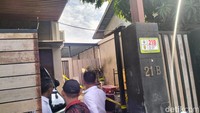 Jalan di sekitar lokasi juga ditutup. Belum diketahui ledakan tersebut berasal dari bahan peledak atau bukan. (Dok. Agus Setyadi/detikSumut)
