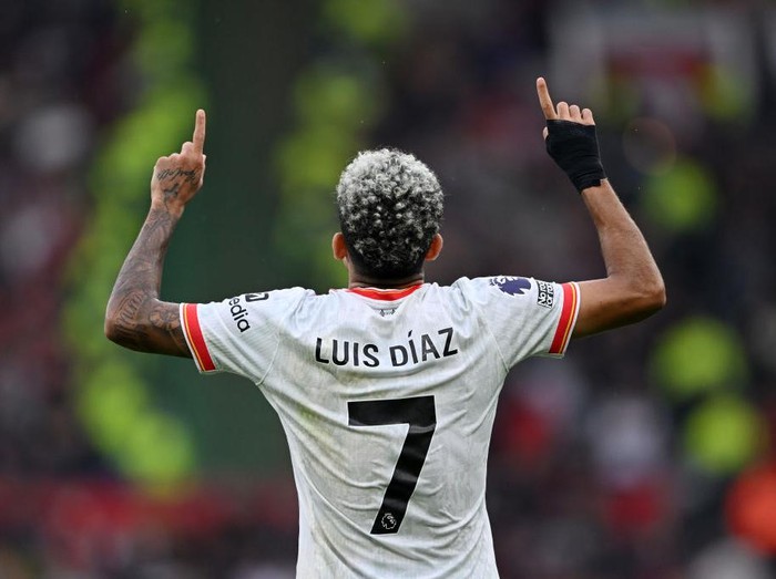 Liverpool berhasil mengalahkan Manchester United dengan skor 3-0 di Old Trafford. Tiga gol The Reds lahir lewat brace Luis Diaz dan torehan Mohamed Salah.
