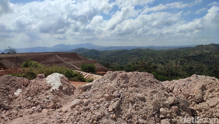 Lokasi tambang emas ilegal yang diduga dikelola oleh 15 TKA asal China di Kecamatan Sekotong, Lombok Barat, NTB. (Foto: Ahmad Viqi/detikBali)