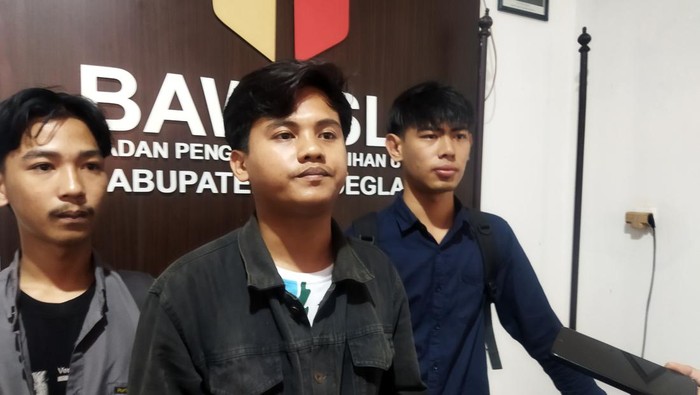 Mahasiswa yang laporkan ASN ke Bawaslu Pandeglang (Aris/detikcom)