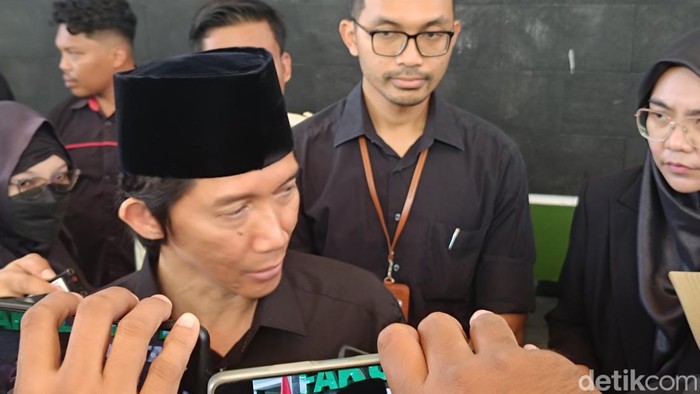 Dekan FK Undip Yan Wisnu Prajoko diberi dukungan oleh civitas akademika FK Undip, di Stadion FK Undip, Tembalang, Semarang, Senin (2/9/2024).