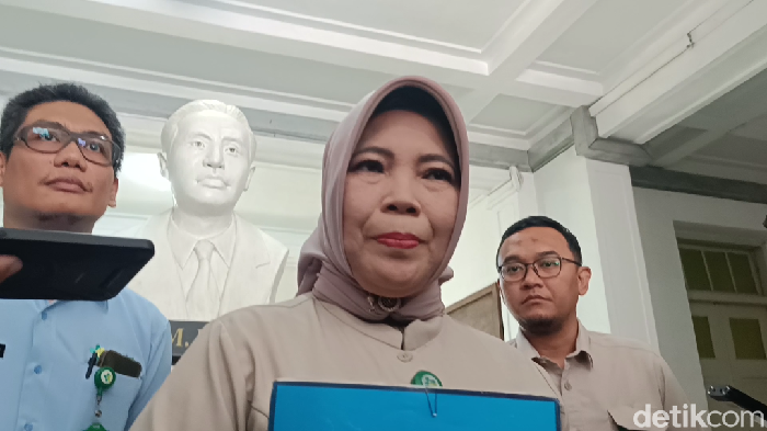 Manajer Hukum dan Humas RSUP DR Kariadi, Semarang, Vivi Vira Virdianti saat memberikan keterangan pers terkait kasus dugaan bullying, di RS Kariadi, Jalan Dr Sutomo, Semarang, Senin (2/8/2024).