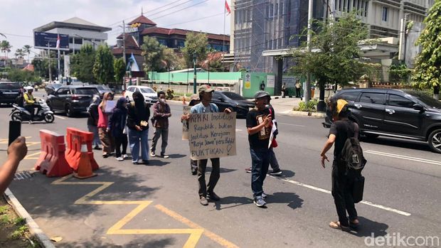 Massa aksi menggelar aksi jalan mundur dari Tugu Pal Putih Jogja ke Kantor Pos Gondolayu, Jetis, Kota Jogja, Senin (2/9/2024).