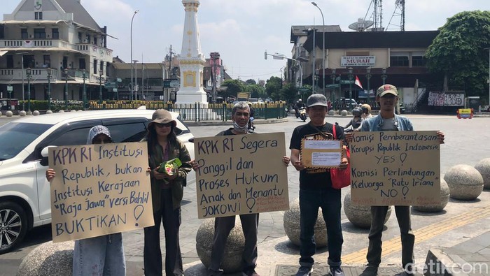 Massa aksi menggelar aksi jalan mundur dari Tugu Pal Putih Jogja ke Kantor Pos Gondolayu, Jetis, Kota Jogja, Senin (2/9/2024).
