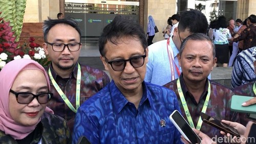Menkes Budi Gunadi Sadikin saat diwawancarai awak media seusai peresmian Gedung Pelayanan Kesehatan Ibu dan Anak (KIA) RSUP Prof Ngoerah, Denpasar, Bali, Senin (2/9/2024). (Foto: Ida Bagus Putu Mahendra/detikBali)