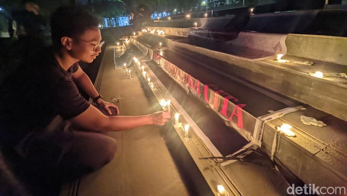 Aksi nyalakan lilin untuk dr. ARL, peserta Pada Undip yang meninggal, Senin (2/9/2024).