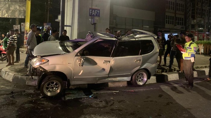 Mobil tabrak median jalan di Jalan AP Pettarani, Makassar.