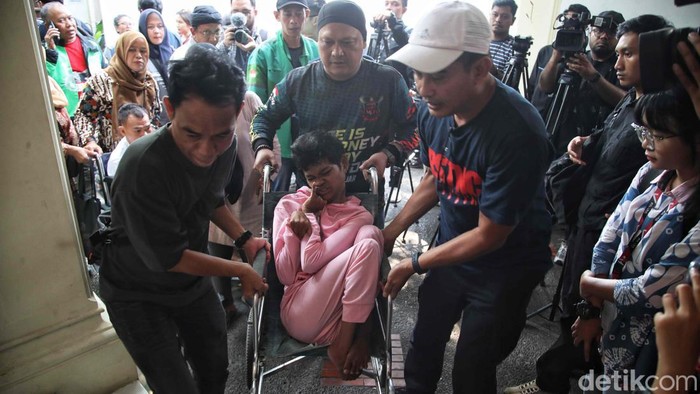 Pramono Anung bertemu dengan beberapa perwakilan warga di Rumah Cemara, Gondangdia, Menteng. Mereka yang datang adalah penyandang disabilitas, dll.