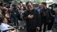 Pramono Anung tiba di Rumah Cemara, Jakarta Pusat, dengan kaos hijau berbalut jaket hitam. 