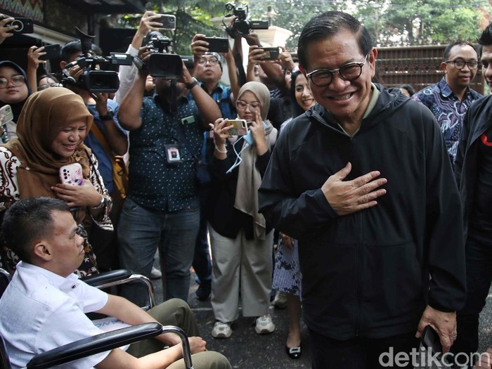 Pramono Anung bertemu dengan beberapa perwakilan warga di Rumah Cemara, Gondangdia, Menteng. Mereka yang datang adalah penyandang disabilitas, dll.