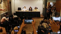 Dalam pertemuan itu, Pramono tampak didampingi oleh juru bicara (jubir) Partai Demokrasi Indonesia Perjuangan (PDI-P) Chico Hakim dan anggota DPRD DKI Jakarta Fraksi PDI-P Ima Mahdiah. 