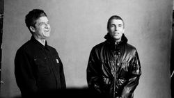 Di Balik Layar Sesi Foto Liam dan Noel Gallagher Buat Konser Reuni Oasis