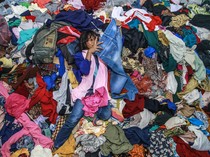 Pakaian Layak Pakai untuk Pengungsi Banjir Bandang di Ternate