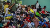 Pengungsi memilih pakaian layak pakai di SMK Negeri 4 Kota Ternate, Maluku Utara, Minggu (1/9/2024).