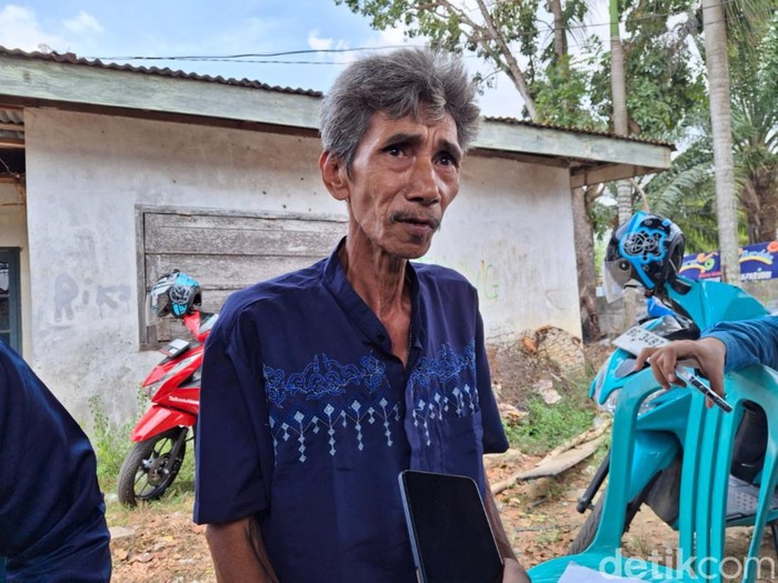 Paman korban, Nurpan (59) mengatakan AA tinggal di rumahnya Jalan Sirna Raga, Kelurahan Pipa Reja, Kecamatan Kemuning. AA mengurus istrinya yang sedang sakit stroke.