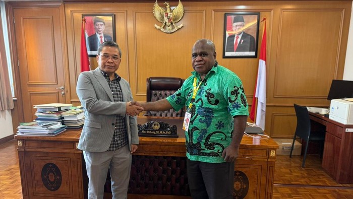 Kepala Dinas Lingkungan Hidup, Kehutanan dan Pertanahan (LHKP) Papua Barat Daya Julian Kelly Kambu bersama Wamen LHK Alue Dohong.