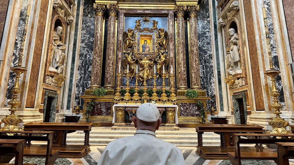 Paus Fransiskus berdoa di Basilika Santa Maria Maggiore, Roma, Italia. (Dok. vaticannews)