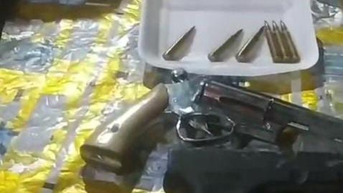 Penampakan 2 pucuk pistol yang dipamerkan pria di Sidoarjo