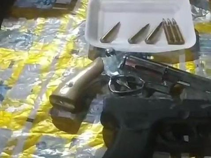 Penampakan 2 pucuk pistol yang dipamerkan pria di Sidoarjo
