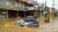 Warga di provinsi Rizal mengatakan banjir mencapai atap beberapa rumah pada hari Senin pagi sementara yang lain terjebak saat sungai di dekatnya meluap. 