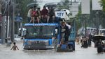 Penampakan Filipina Banjir Usai Diterjang Badai Tropis Yagi