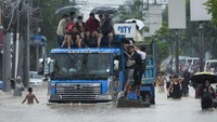 Peringatan badai dikeluarkan di sebagian besar wilayah Luzon, wilayah terpadat di negara itu, termasuk di Manila metropolitan, tempat sekolah di semua tingkatan dan sebagian besar pekerjaan pemerintah ditangguhkan karena cuaca badai. 