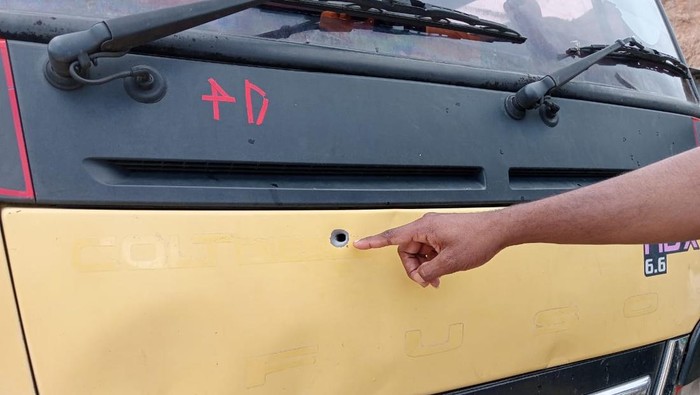 Penampakan lubang di badan truk usai ditembak OTK di Dogiyai.