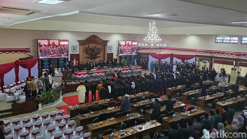 Pengambilan sumpah/janji 65 anggota DPRD NTB pada Senin (2/9/2024). (Helmy Akbar / detikBali)