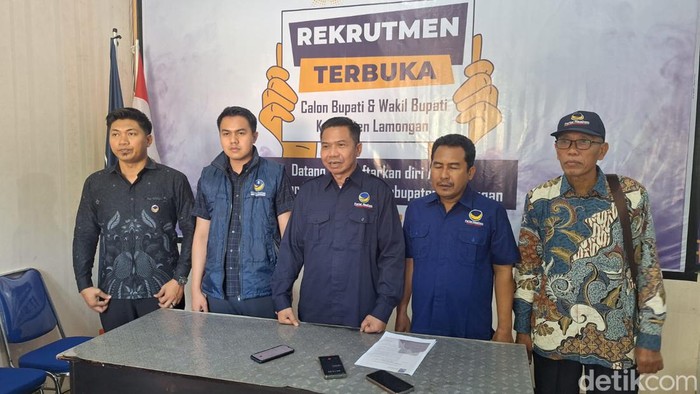 Pengurus DPD NasDem Lamongan tegaskan dukungan kadernya selaim terhadap pasangan Yuhronur Efendi-Dirham Akbar adalah ilegal.