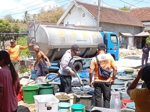 Air Bersih Disalurkan ke 10 Desa di Blitar yang Terdampak Kekeringan