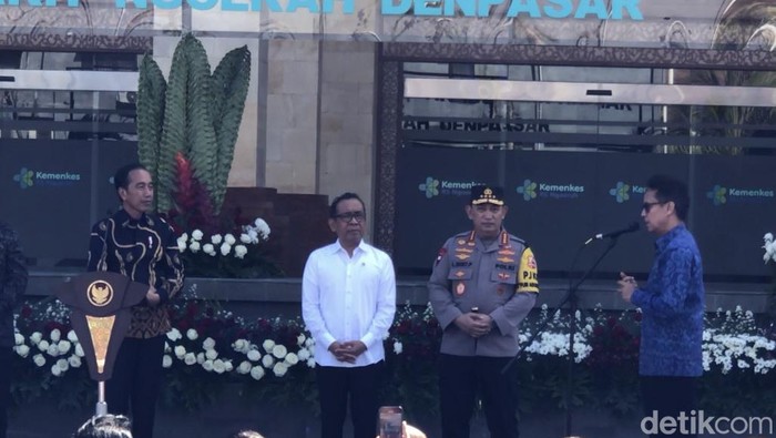 Menkes Budi Gunadi Sadikin (dua dari kiri) dalam peresmian Gedung KIA RSUP Prof Ngoerah, Seni (2/9/2024).