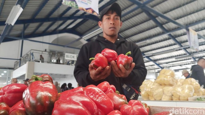 Petani jual paprika di pasar sayur dan buah Lembang