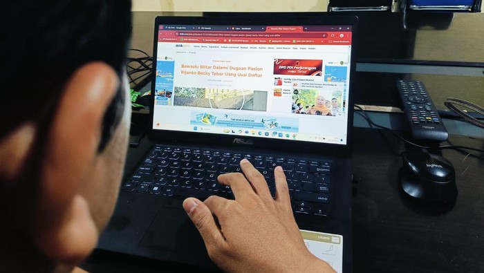 Petugas Bawaslu melakukan pengecekan paslon sebar uang.