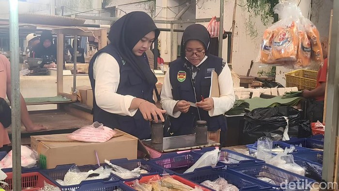 Petugas tengah melakukan uji tera alat ukur perdagangan