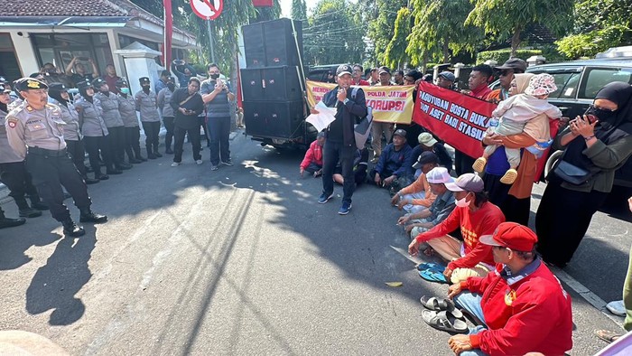 PKL dan tukang ojek serta becak di Kota Kediri demo