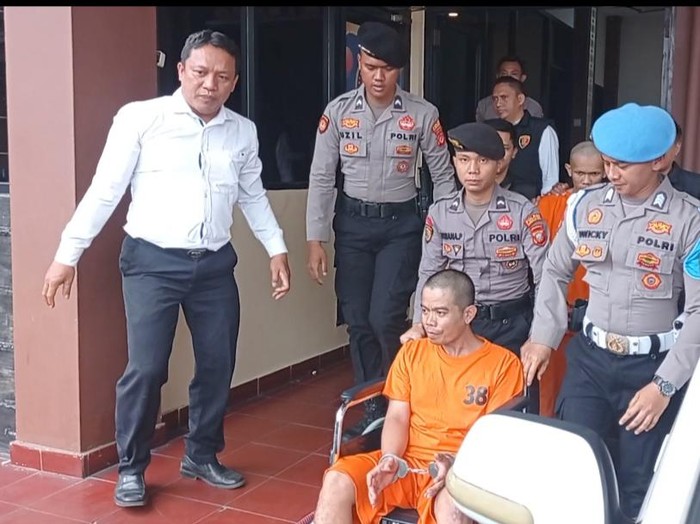 Polisi menggiring pelaku pencurian sepeda motor modus barter.