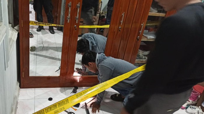 Polisi olah TKP di rumah Kades di Lamongan yang dibobol maling