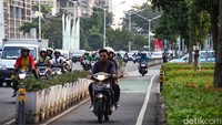 Jalur sepeda di Jalan Sudirman memiliki lebar sekitar 2 meter. Tidak jarang, jalur sepeda di Jakarta dilintasi pengguna sepeda motor ketimbang sepeda itu sendiri.