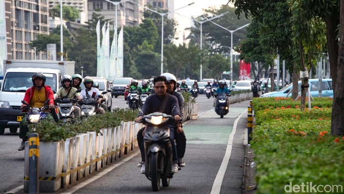 Potret Jalur Sepeda yang Jadi Bahasan di Pilgub Jakarta Jalur sepeda jadi bahasan di Pilgub Jakarta 2024. Bakal cawagub Rano Karno menyebut jalur sepeda di Jakarta terlalu kecil dan mendapat respons dari Ridwan Kamil dan Dharma Porengkun.