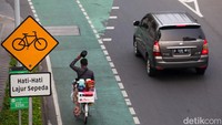 Jalur sepeda di Jakarta gencar dibangun era Anies Baswedan di periode 2017-2022. Komunitas Bike to Work (B2W) memandang semestinya faktor keamanan dan keselamatan pesepeda yang menjadi prioritas ke depan.