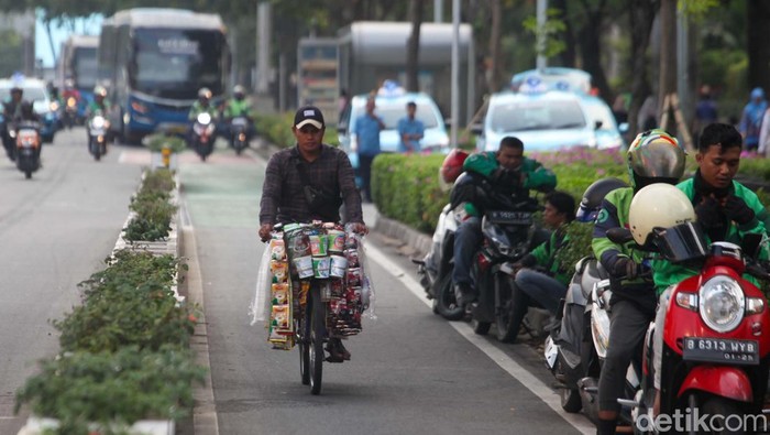Potret Jalur Sepeda yang Jadi Bahasan di Pilgub Jakarta Jalur sepeda jadi bahasan di Pilgub Jakarta 2024. Bakal cawagub Rano Karno menyebut jalur sepeda di Jakarta terlalu kecil dan mendapat respons dari Ridwan Kamil dan Dharma Porengkun.
