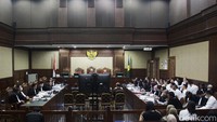Sidang tersebut beragendakan mendengarkan keterangan saksi. 