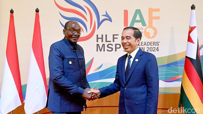 Presiden Joko Widodo (Jokowi) bertemu dengan Wakil Presiden Zimbabwe Kembo Dugish Campbell Muleya Mohadi di Ruang Casablanca, Hotel Mulia, Nusa Dua, Bali (Foto: Muchlis Jr - Biro Pers Sekretariat Presiden)