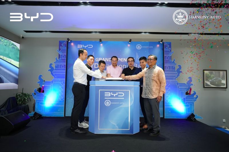 PT Harmoni Makmur Indonesia melalui Harmony Auto Group, memperluas bisnisnya ke Pulau Dewata, Bali, dengan meresmikan dealer BYD pertamanya di Bali.