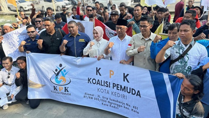 Puluhan orang tolak politik dinasti di Kota Kediri